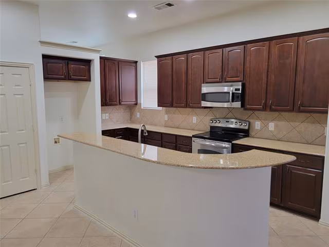 508 Hummingbird Drive, Little Elm, TX 75068 photo 3