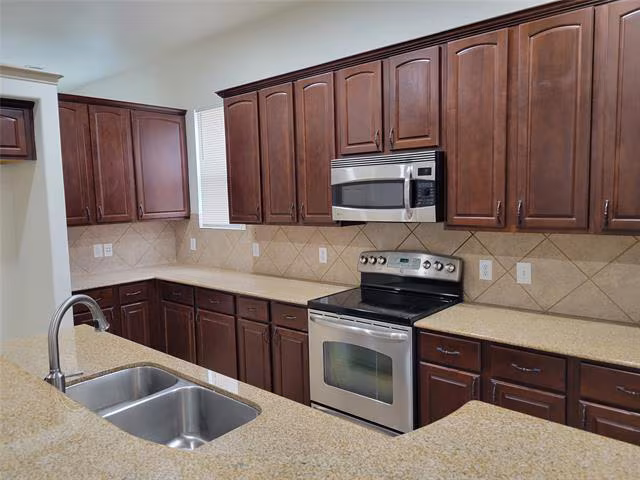 508 Hummingbird Drive, Little Elm, TX 75068 photo 4