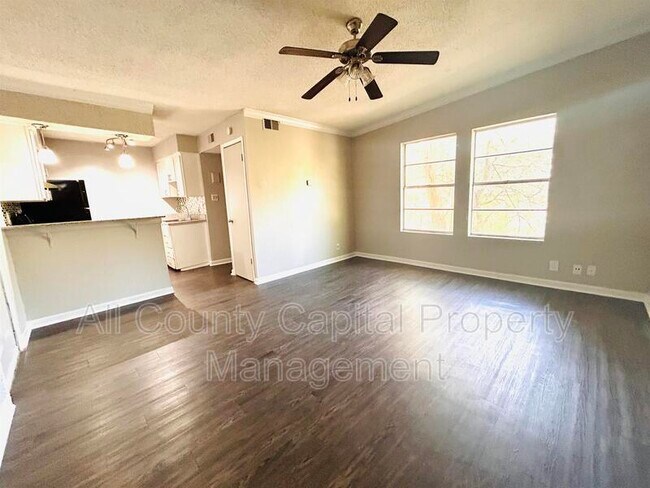 5426 Menchaca Rd Austin, TX 78745 photo 4