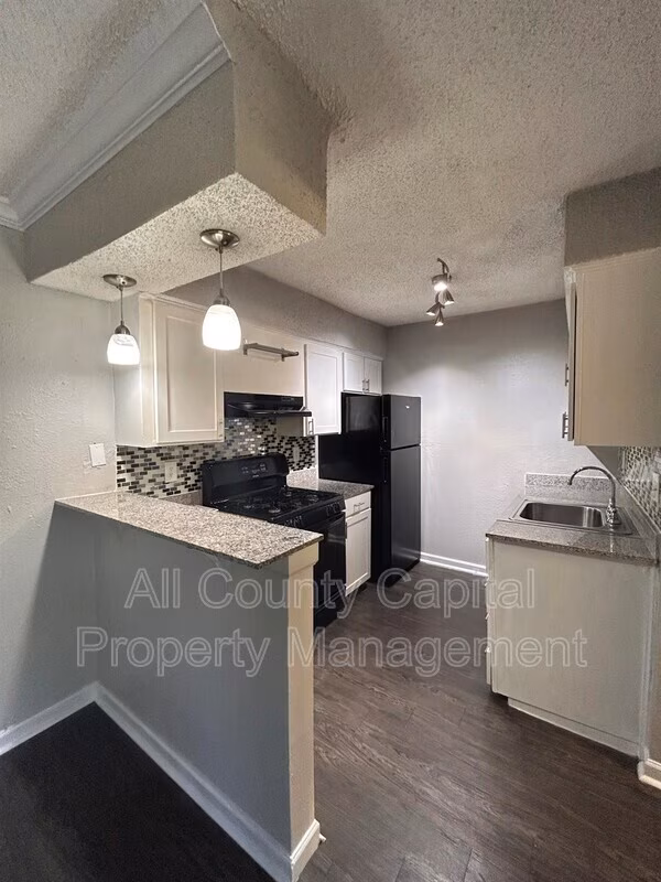 5426 Menchaca Rd Austin, TX 78745 photo 3