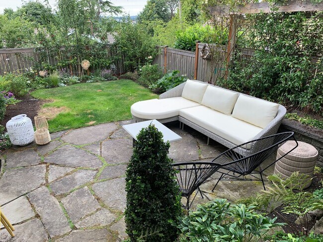 2556 Warren Ave N Seattle, WA 98109 photo 2