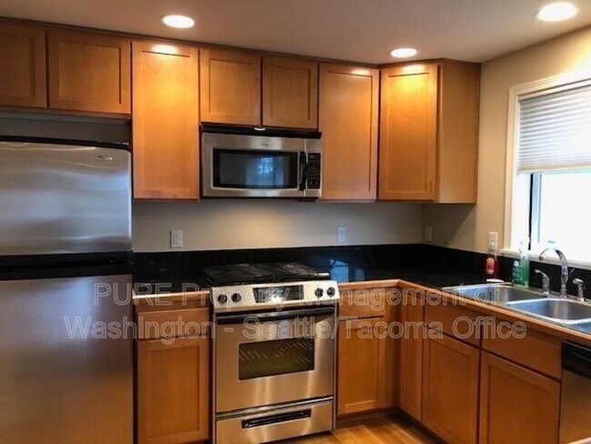 11708 Greenwood Avenue North, Seattle, WA 98133 photo 2