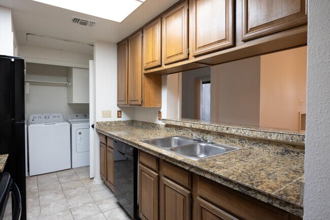 806 W 24th St Austin, TX 78705 photo 2