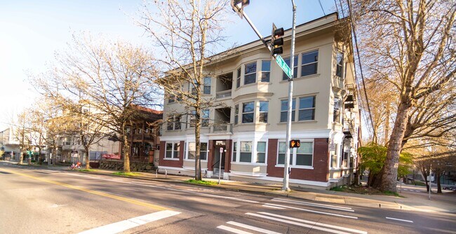 403 Roy St Seattle, WA 98109 photo 2