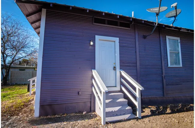 4115 S Presa St San Antonio, TX 78223 photo 2
