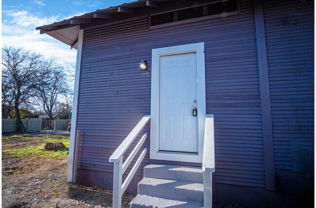 4115 S Presa St San Antonio, TX 78223 photo 3