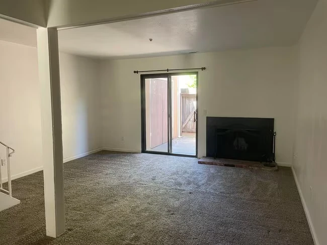 2 Bedroom 1.5 Bath Townhome! photo 4