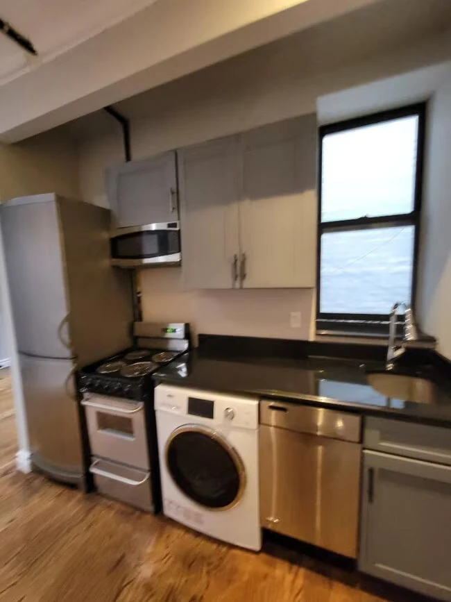 221 E 23rd St New York, NY 10010 photo 4