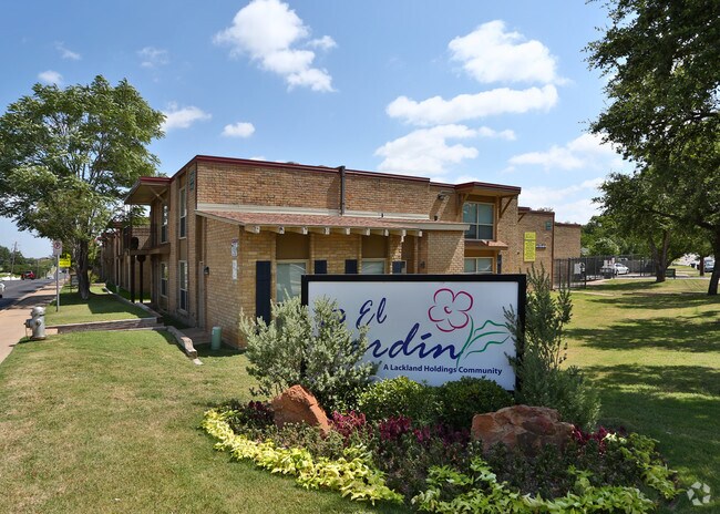 El Jardin Apartments photo 3