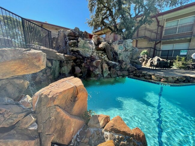 El Jardin Apartments photo 5