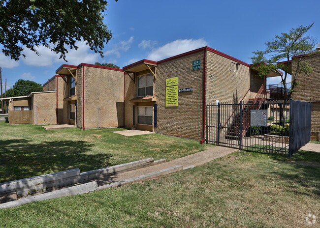 El Jardin Apartments photo 2