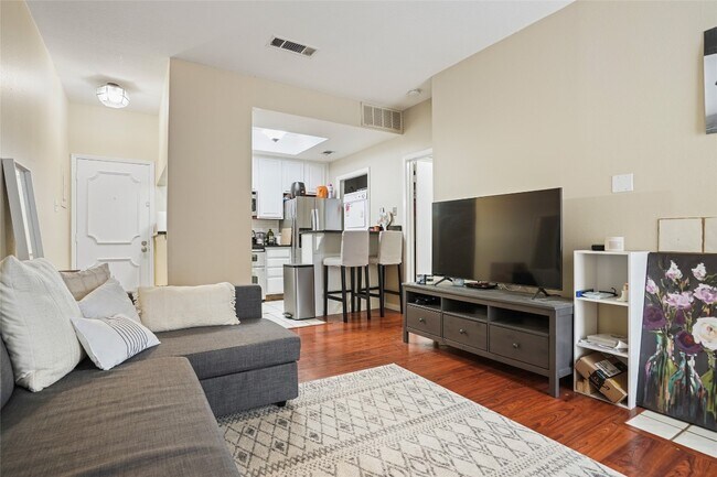 806 W 24th St Austin, TX 78705 photo 3