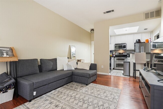 806 W 24th St Austin, TX 78705 photo 2