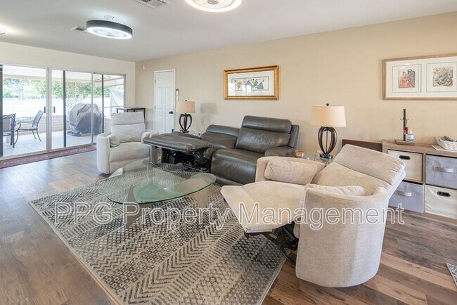 9605 W Briarwood Cir photo 5