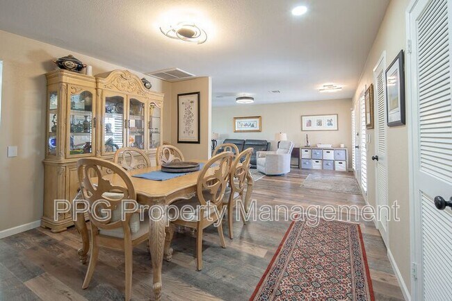 9605 W Briarwood Cir photo 4