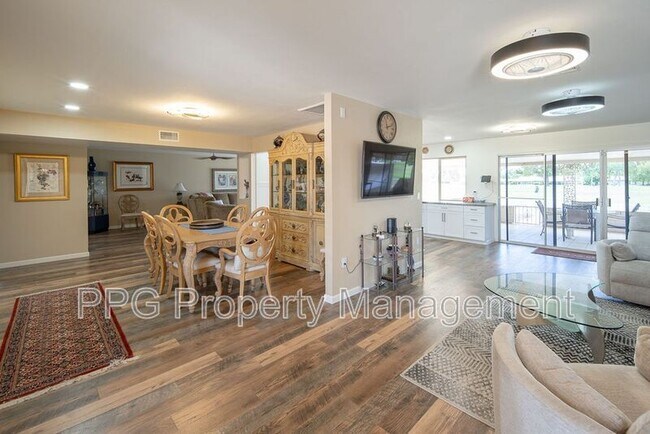 9605 W Briarwood Cir photo 3