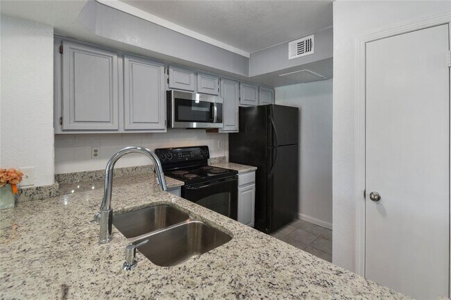 3402 Country Club Drive West, Irving, TX 75038 photo 4