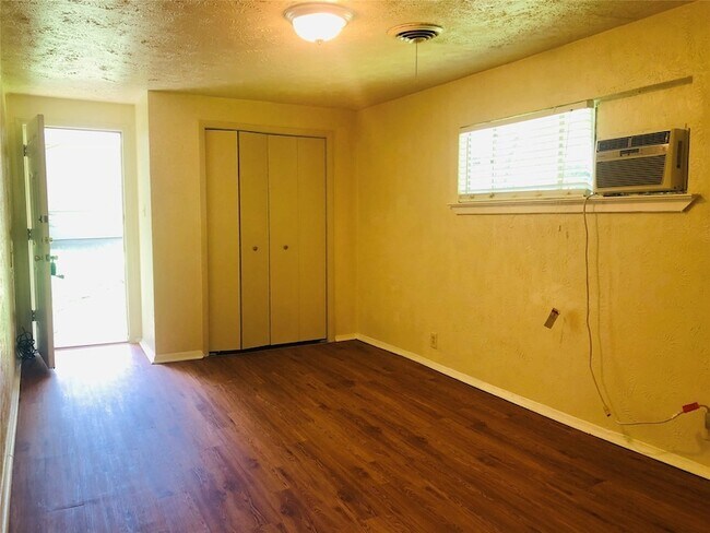 518 W Sycamore St Denton, TX 76201 photo 2