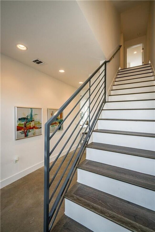 2803 Crest Ave Austin, TX 78702 photo 3