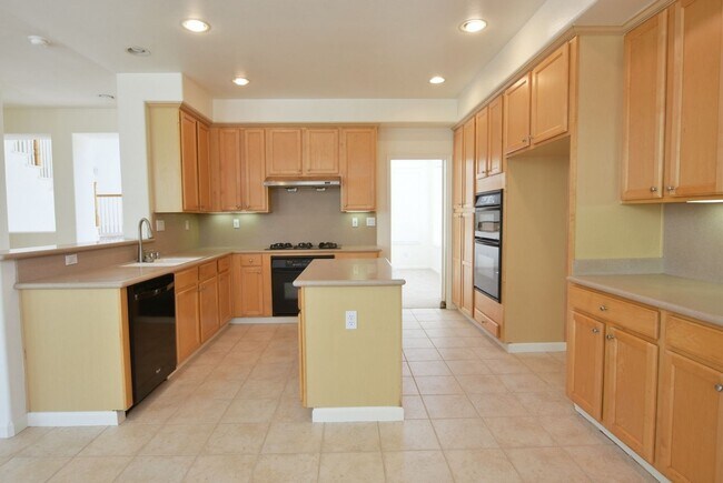 Gorgeous and Spacious 5 Bedroom 4 Bath Home in Evergreen Valley photo 3