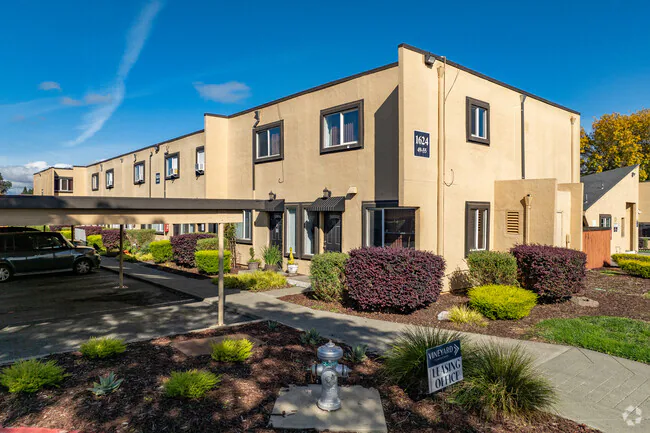 Vineyard Townhomes photo 2