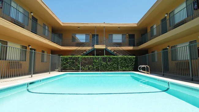 Palm Towers Apartments photo 2