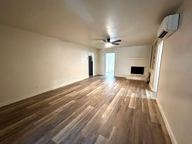 3304 Tom Green St photo 4