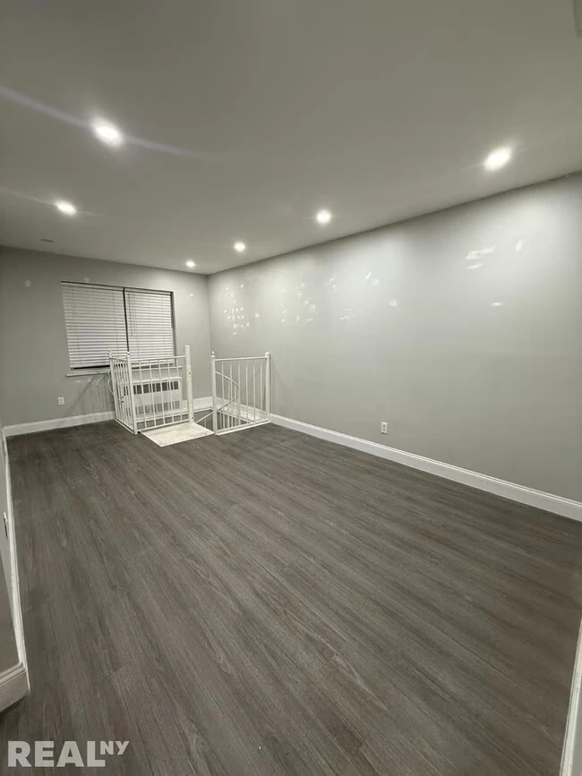 140-71 Burden Crescent Queens, NY 11435 photo 4