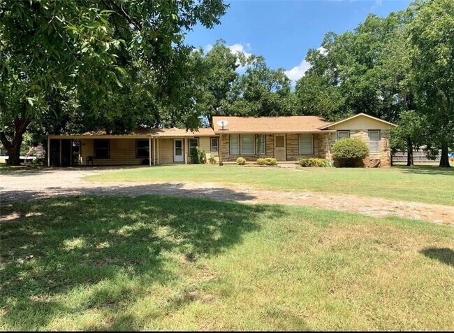 303 Aikens St Lipan, TX 76462 photo 2