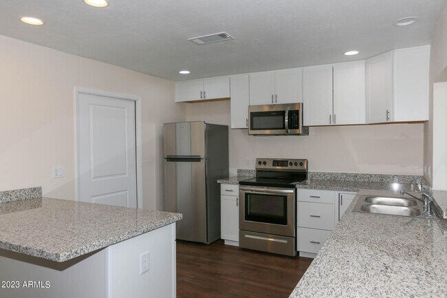 6226 S Hazelton Ln Tempe, AZ 85283 photo 5