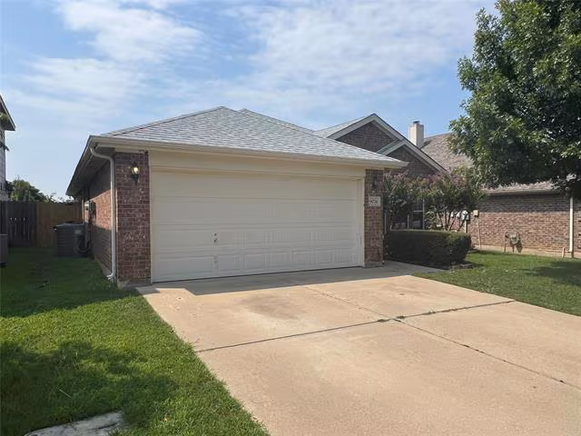9074 Riverfalls Drive, Fort Worth, TX 76118 photo 2