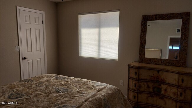 459 E Marigold Ln Tempe, AZ 85288 photo 3