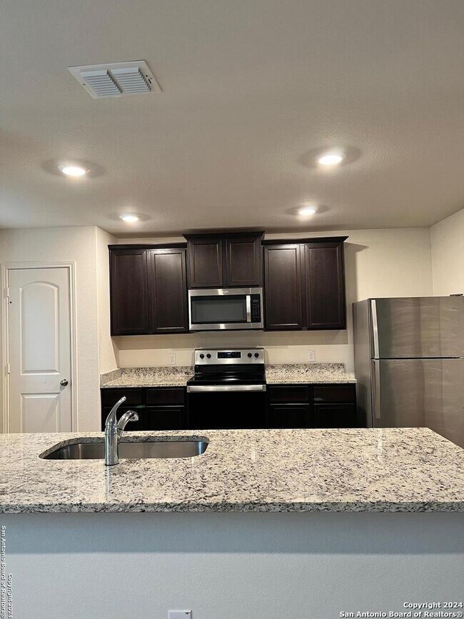 11726 Davalos Ln San Antonio, TX 78252 photo 4