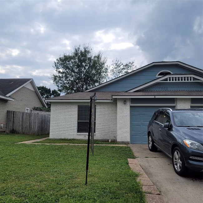 1305 York Castle Dr Pflugerville, TX 78660 photo 2