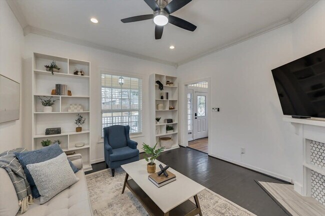 909 Elsbeth St Dallas, TX 75208 photo 3