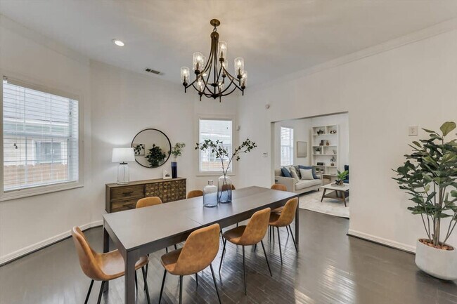 909 Elsbeth St Dallas, TX 75208 photo 5