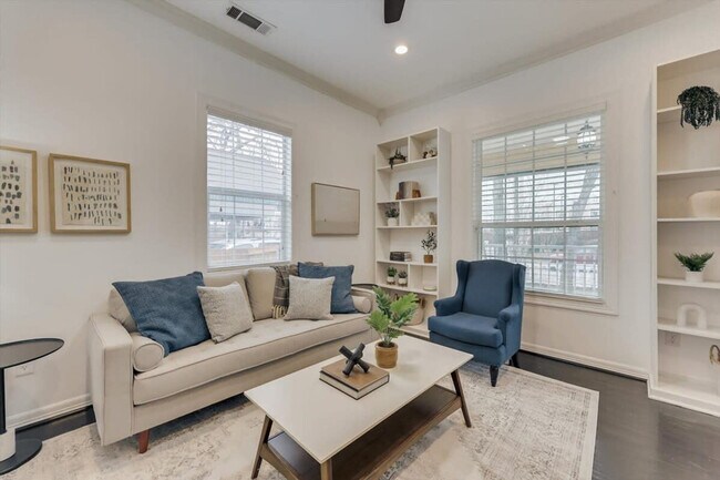 909 Elsbeth St Dallas, TX 75208 photo 2