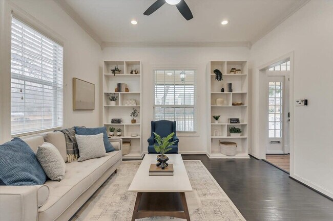 909 Elsbeth St Dallas, TX 75208 photo 4