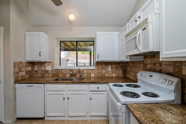 1529 Autumn Breeze Lane, Lewisville, TX 75077 photo 4