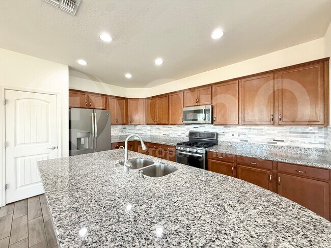 12157 W Remuda Dr Peoria, AZ 85383 photo 3
