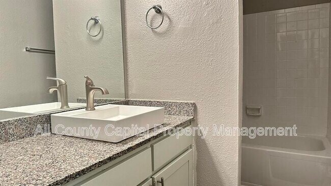 5426 Menchaca Rd Austin, TX 78745 photo 4