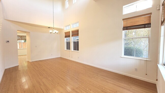 925 Gates St East Palo Alto, CA 94303 photo 5