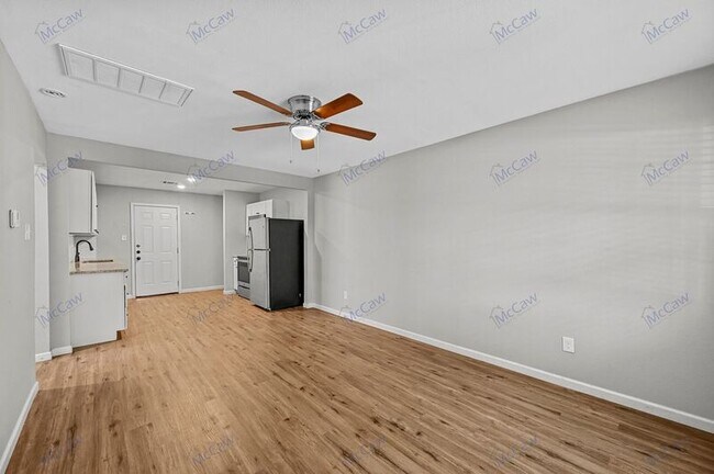 513 NE 19th St Grand Prairie, TX 75050 photo 4