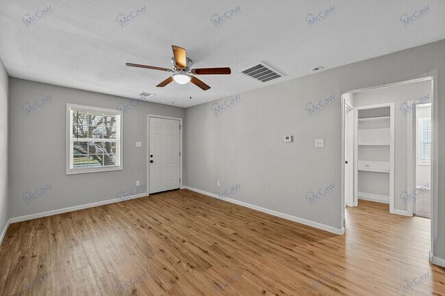 513 NE 19th St Grand Prairie, TX 75050 photo 5