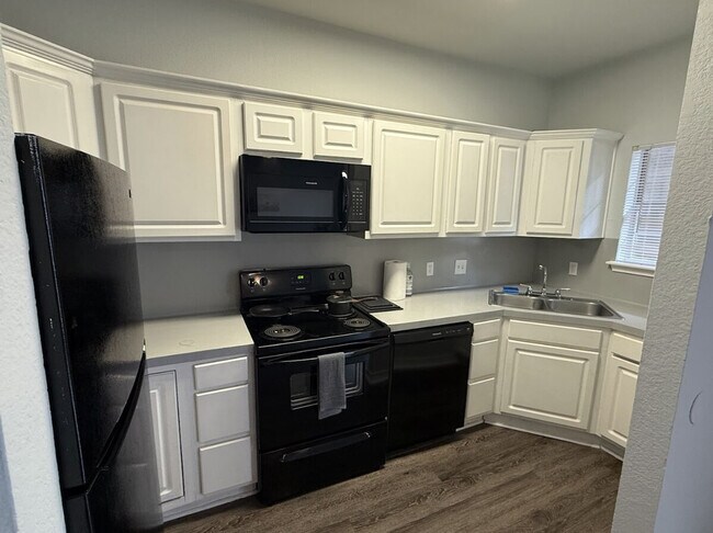 2204 San Gabriel St Austin, TX 78705 photo 3