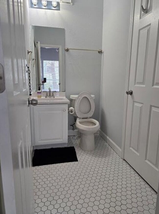 2204 San Gabriel St Austin, TX 78705 photo 4