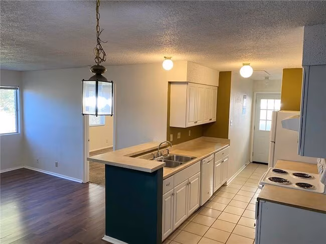 9906 Hundred Oaks Cir Austin, TX 78750 photo 3