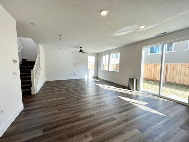 Gorgeous Nearly New Home With Solar 4 Bed, 2.5 bath +Den/Office photo 4