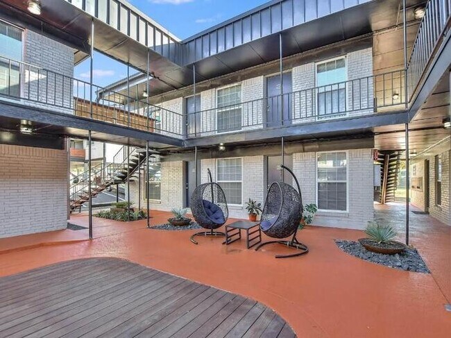 1302 W 24th St Austin, TX 78705 photo 2