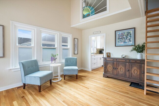4045 45th Ave SW Seattle, WA 98116 photo 2